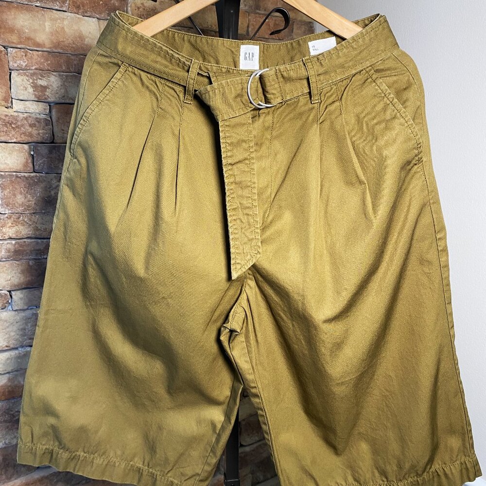 NWOT Tall Khaki Belted Pleated Pocketed Bermuda Short